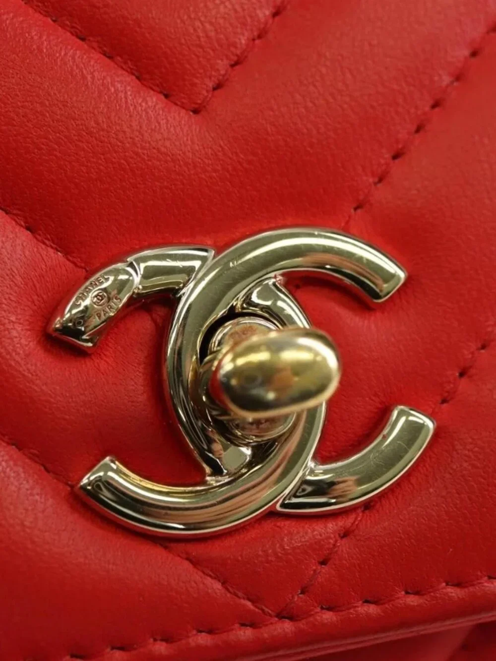 CHANEL V Stitch Shoulder Bag Lamb Skin Gold Red CC Auth bs35072M
